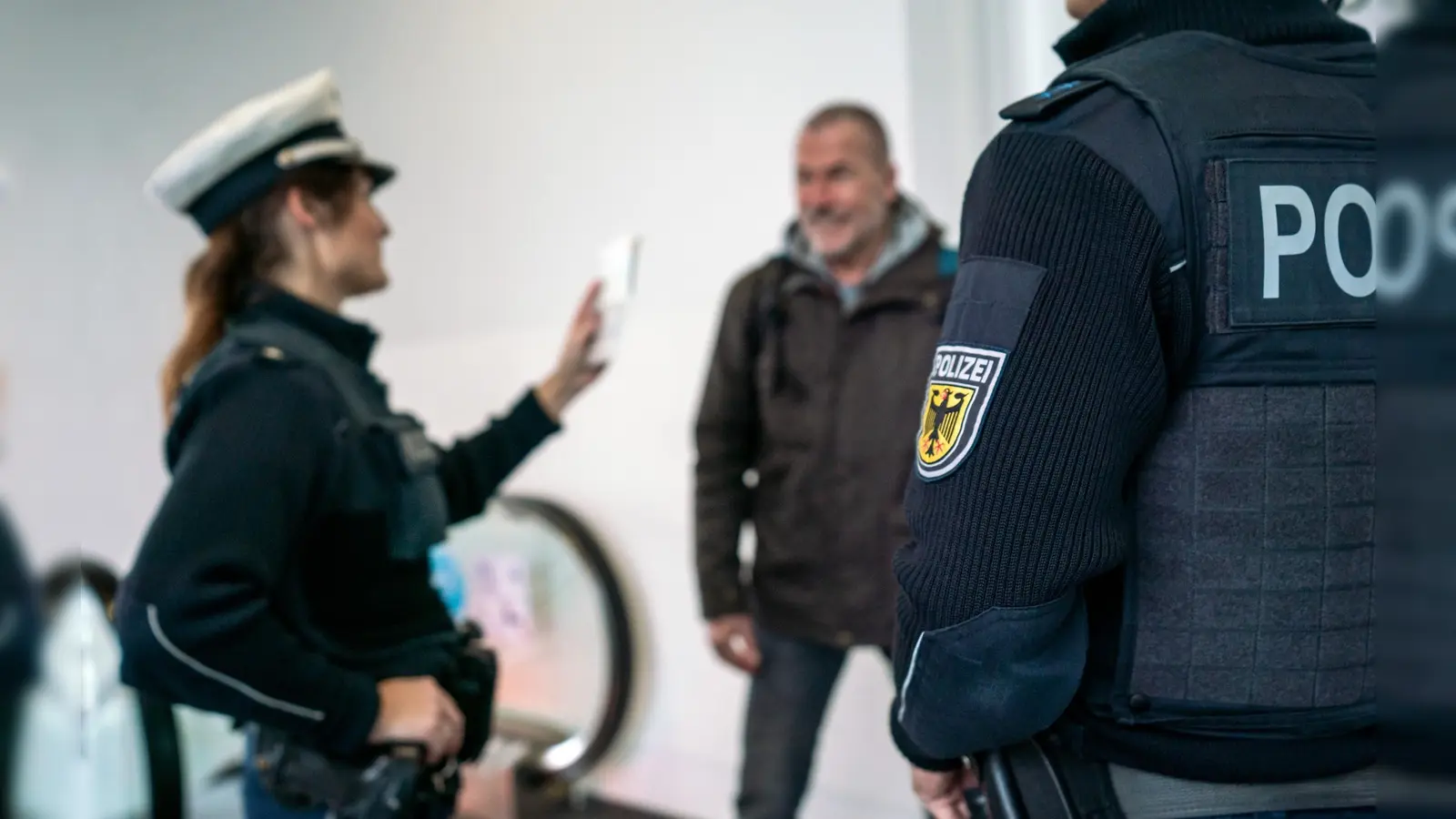 Bundespolizisten bei der Kontrolle am Münchner Flughafen. (Symbolbild: Bundespolizei)