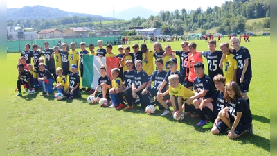 Die Fußballklasse des Anne-Frank-Gymnasiums Erding zusammen mit Spielern von Prata Calcio nach der Halbfinalniederlage. (Foto: Schule)