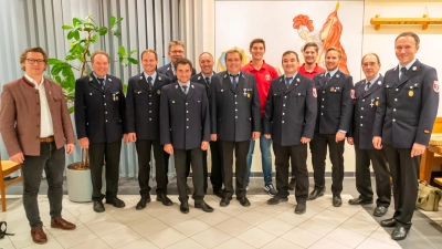 (v. l.): Bürgermeister und Wahlleiter Georg Nagler, Werner Priebe (Fahnenträger), Thomas Weindl, Leo Attensberger, Michael Schimpf, Robert Raspa, Thomas Schindlbeck, Stefan Stangl, Markus Luffy, Tobias Pfanzelt, Martin Kuttenlochner (2. Kommandant), Werner Niemeyer (ehemaliger Kommandant) und Franz Demmel (1. Kommandant). (Foto: FW Eichried)