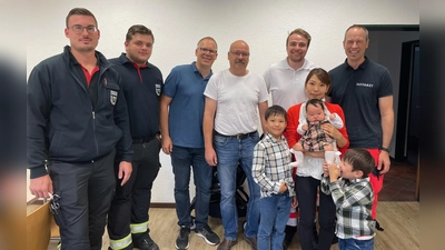 Die Besatzung des First Responder Unterschleißheim, die Rettungswagenbesatzung aus Oberschleißheim, Dominik Prantl, Nina mit Familie und Dr. Christoph Mayer (v.l). (Foto: BRK Kreisverband Freising)