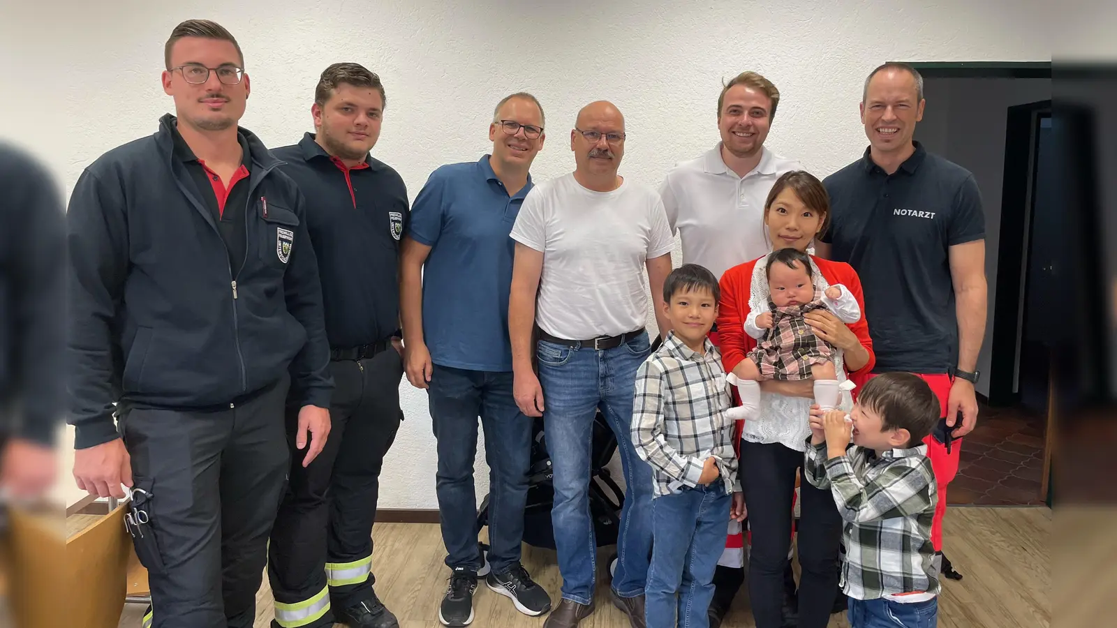 Die Besatzung des First Responder Unterschleißheim, die Rettungswagenbesatzung aus Oberschleißheim, Dominik Prantl, Nina mit Familie und Dr. Christoph Mayer (v.l). (Foto: BRK Kreisverband Freising)