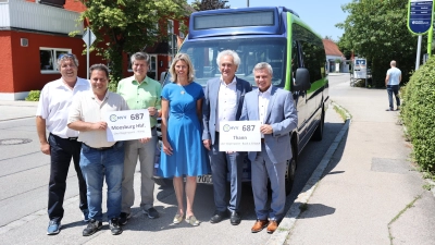 Freuen sich, dass die Buslinie 687 so gut angenommen wird (von links): Verkehrsunternehmer Christian Weingartner, die Bürgermeister Markus Stöber (Wang), Dr. Michael Stanglmaier (Moosburg) und Elisabeth Winklmaier-Wenzl (Buch am Erlbach) sowie die Landräte Helmut Petz (Freising) und Peter Dreier (Landshut). (Foto: LRA Freising)