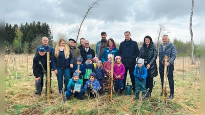 Anton Dippold, 3.v.l. Prof. Dr. Manfred Schölch, 5.v.l. Eduard Kastner, , 6.v.l. Simon Tangerding, 7.v.l. MdL Tanja Schorer-Dremel, Ministerpräsident Dr. Markus Söder, Forstministerin Michaela Kaniber und Landtagsabgeordneter Thomas Huber mit Kindern aus dem Kinderland Poing-Grub und dem Team der SDW.  (Foto: Judith Schmidhuber / StMELF )