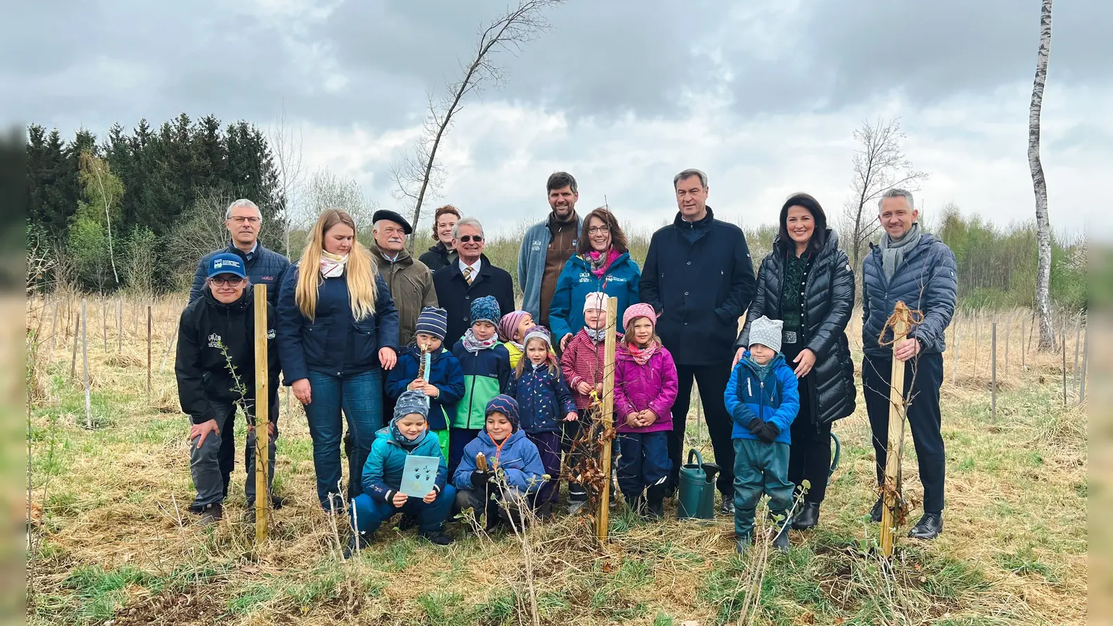 Anton Dippold, 3.v.l. Prof. Dr. Manfred Schölch, 5.v.l. Eduard Kastner, , 6.v.l. Simon Tangerding, 7.v.l. MdL Tanja Schorer-Dremel, Ministerpräsident Dr. Markus Söder, Forstministerin Michaela Kaniber und Landtagsabgeordneter Thomas Huber mit Kindern aus dem Kinderland Poing-Grub und dem Team der SDW.  (Foto: Judith Schmidhuber / StMELF )