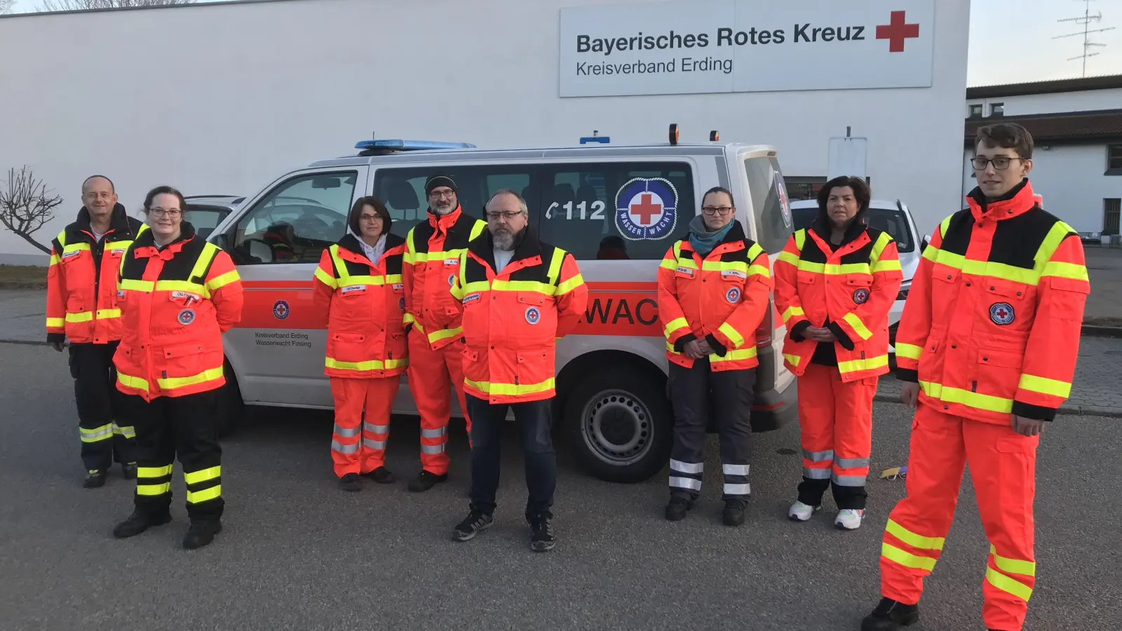 Von links: Edgar Scholz (Technischer Leiter Kreiswasserwacht Erding), Trupp-Führerin Lydia Saalfrank, Renate und Alois Tischler, Reinhard Riekers, Franziska Kroll, Anja Deutenbach, Yannik Novotny. (Foto: BRK Erding)