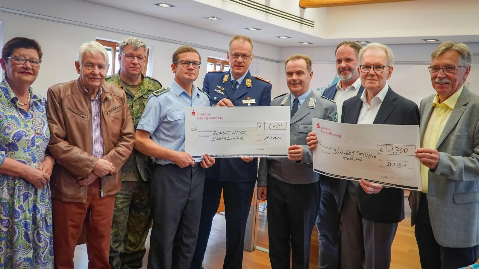 Große Freude bei der Spendenübergabe (v.l.): Bürgermeisterin Eva Bönig, Ralf Kamann und Peter Heise, Mario Borutta und Wolfgang Schwörer, Major Rudolf Piehlmayer (Dirigent des Gebirgsmusikkorps), Tobias Eschenbacher, Josef Hauner und Peter Spanrad. (Foto: Felix Matthey)