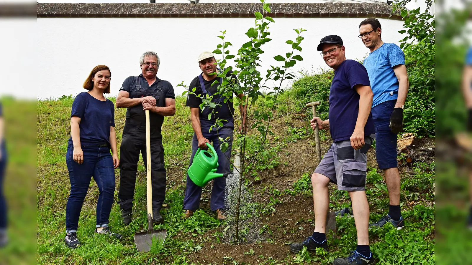 Auch die Kirchenverwaltung Niederhummel wollte etwas für die Natur tun und pflanzte im Rahmen der „Baum-Challenge“ am Aufgang zur Filialkirche St. Andreas ein Ontario-Apfelbäumchen. Unser Bild zeigt (v.l.) Maria Hölldobler, Anton Heigl, Martin Wildgruber, Rainer Schwarzbözl und Hans-Peter Hekele. (Foto: R. Lex)