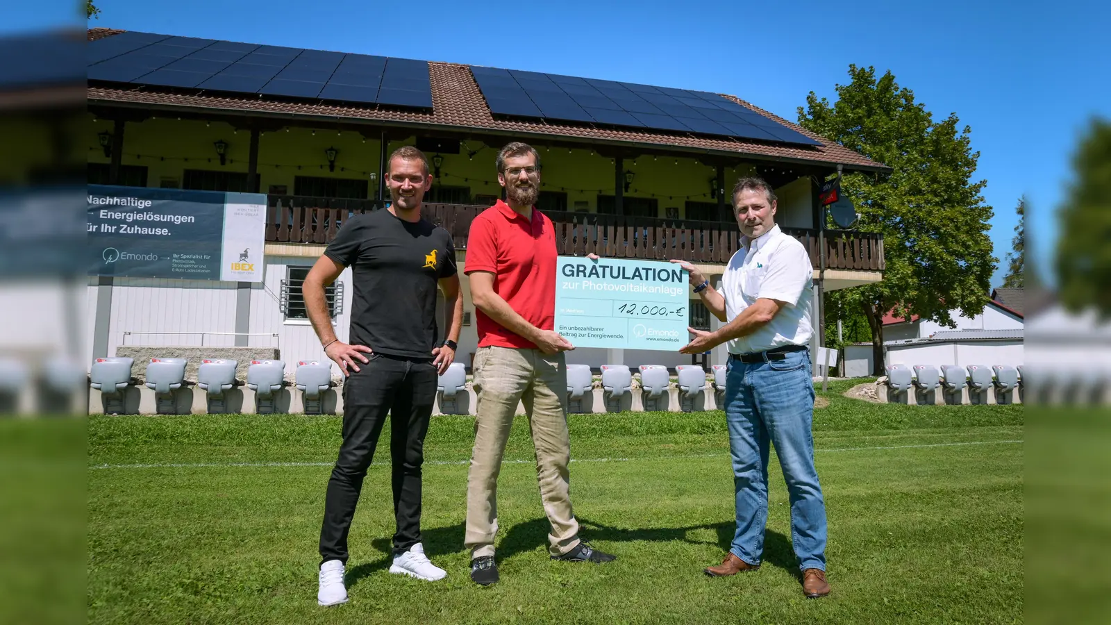 Übergabe nach der erfolgreichen Inbetriebnahme der Photovoltaikanlage auf dem Vereinsheim in Marzling: von links: Georg Rumpf (IBEX-Solar GmbH), Rainer Aubele (Emondo GmbH), Edgar Merkl (SV Marzling e.V.). (Foto: SV Marzling)