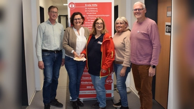 Über eine Spende der Nachbarschaftshilfe Bockhorn freut sich die BRK-Tagespflege in Taufkirchen/Vils. Immerhin 220 Euro kamen zusammen. (Foto: Danuta Pfanzelt)