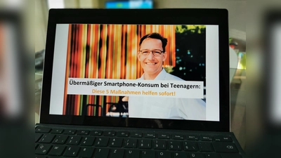 Beim Digital-Tag 2022 wurden Schüler, Lehrkräfte und Eltern von Digitaltrainer Daniel Wolff für einen bewussten Umgang mit Smartphone & Co. sensibilisiert. (Foto: VA)