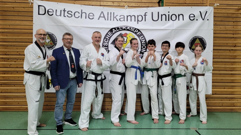 Großmeister Joachim Veh, Friedrich Kosak, Gründer und Präsident der DAU, Fritz Kinzel, Wettkampfreferent und die Langenbacher Teilnehmer (v.l.).  (Foto: SV Langenbach)