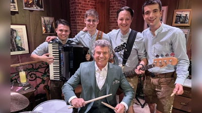 Von links: Stefan Bauer, Lukas Forster, Gastgeber Andy Borg, Ferdinand Bauer und Martin Kneißl in den SWR-Studios in Baden-Baden. (Foto: privat)