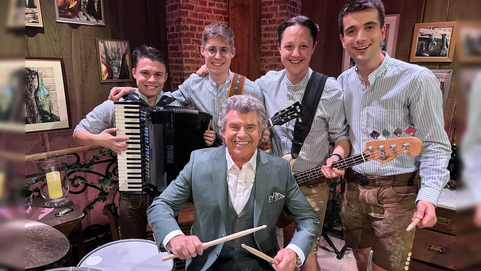 Von links: Stefan Bauer, Lukas Forster, Gastgeber Andy Borg, Ferdinand Bauer und Martin Kneißl (Quelle: i-Düpferl GbR)