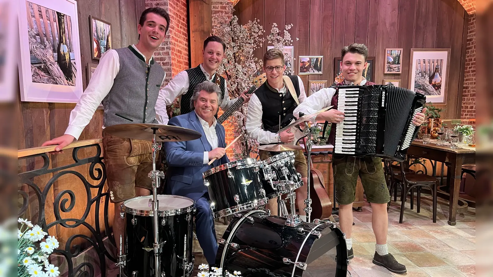 Martin Kneißl, Gastgeber Andy Borg, Ferdinand Bauer, Lukas Forster und Stefan Bauer (v.l.). (Foto: Band i-Düpferl )