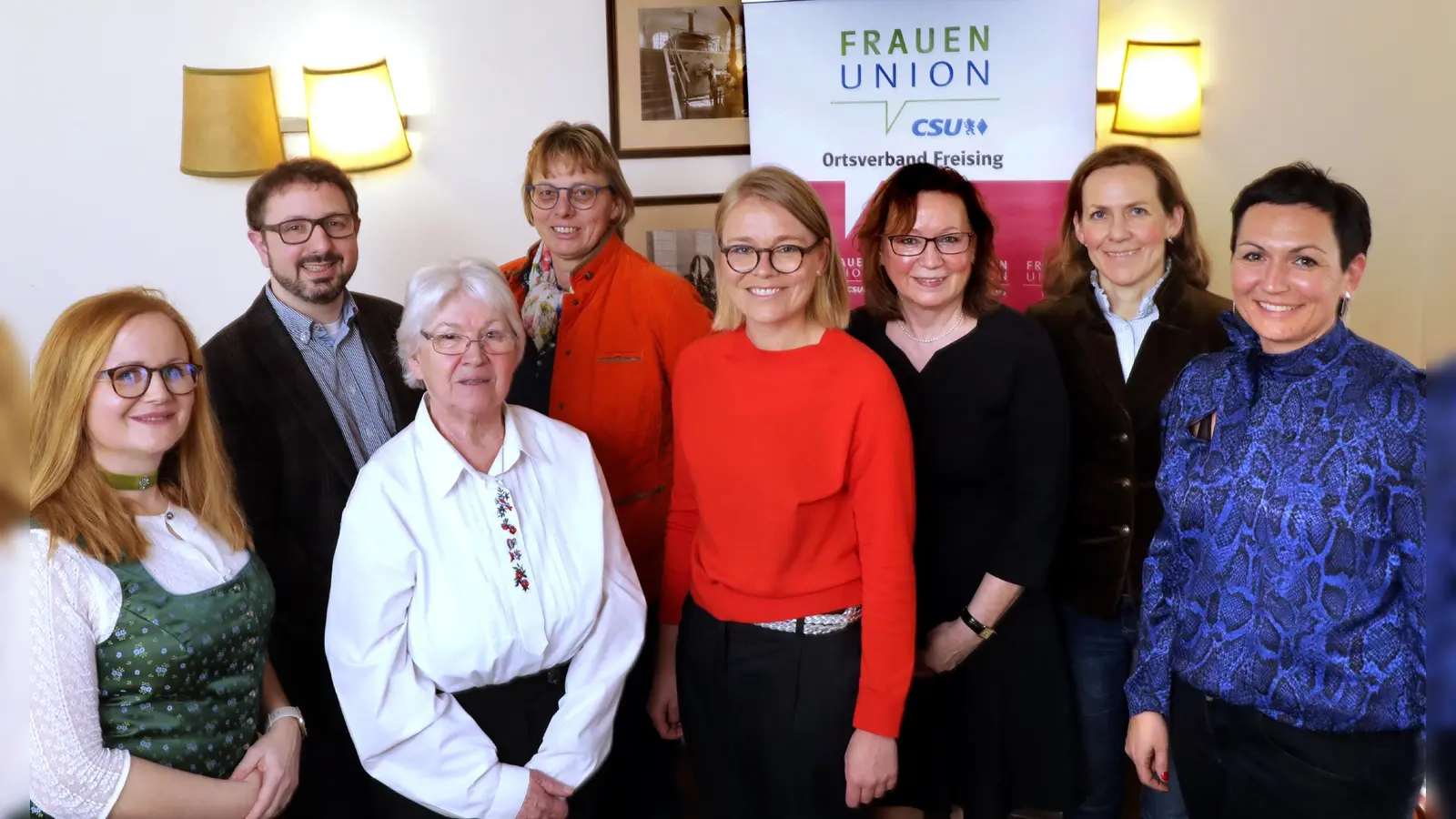 Tanja Knieler (Listenkandidatin Bezirkstag) , Simon Schindlmayr (Bezirksrat), Renate Kürzinger, Sabine Winterling, Lisa Schelzel, Silvia Bergmann, Dr. Katharina Helmke, Isabel Christen bei der Jahreshauptversammlung. (Foto: Lehmann)