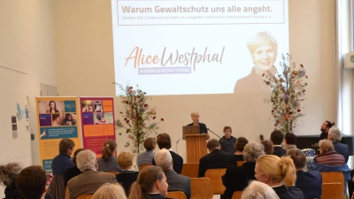 "Gewaltschutz geht alle an!": Warum das so ist, verdeutlichte Alice-Mari Westphal in ihrem Vortrag. (Foto: Diakonie Freising)