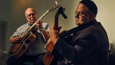 Außergewöhnliche Gäste sind dieses Jahr bei den Jazz-Tagen zu hören, wie das Gitarrenduo Joe Bawelino und Gige Brunner. (Foto: Stadt Erding)