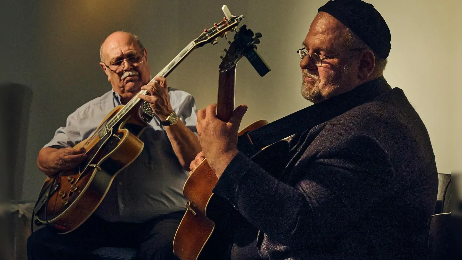 Außergewöhnliche Gäste sind dieses Jahr bei den Jazz-Tagen zu hören, wie das Gitarrenduo Joe Bawelino und Gige Brunner. (Foto: Stadt Erding)