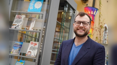 Kulturreferent und „Bücherschrank-Pate“ Nico Heitz freut sich auf viele Leserinnen und Leser. (Foto: Stadt Freising)