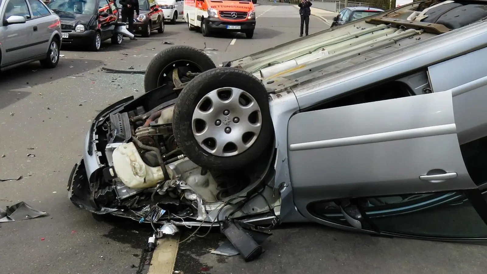 Der BMW blieb nach dem Überschlag auf dem Dach liegen. (Foto: Symbolbild/pixabay)