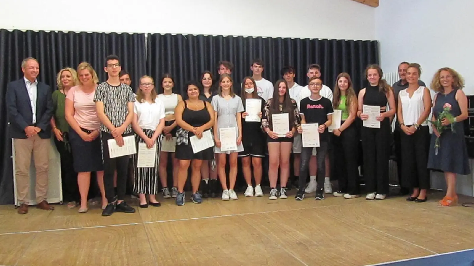 Schulrat Stephan Rettig (li.), Fachgebietsleiterin für Englisch Monika Münzenloher (zweite v. re. und Eleni Lehner, Leiterin der Sprachabteilung an der vhs Erding (re.) gratulierten. (Foto: VHS)