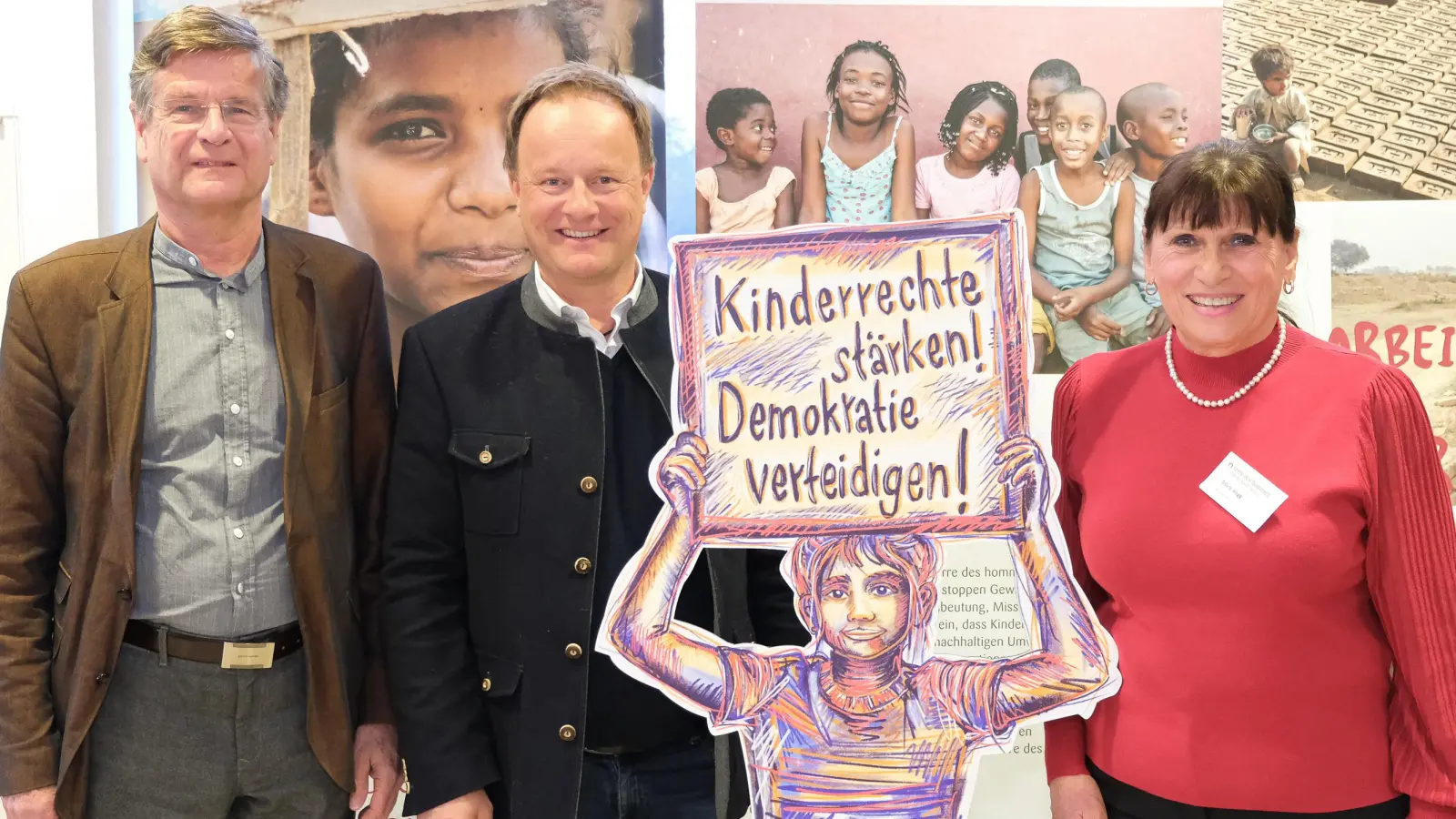 Christoph Dallmayr (stellvertretender Vorsitzender des Präsidiums Terre des Hommes), Landrat Robert Niedergesäß und Silvia Rogg (ehrenamtliche Mitarbeiterin Terre des Hommes) bei der Eröffnung. (Foto: Landratsamt Ebersberg)