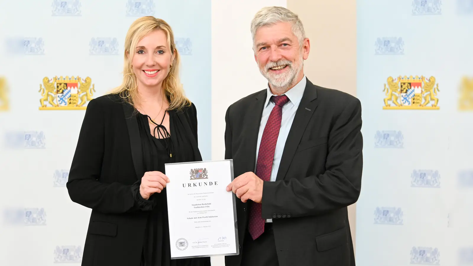 Staatssekretärin Anna Stolz überreichte die Urkunde „Schulprofil Inklusion“ auch an die Staatliche Realschule Taufkirchen (Vils) und Schulleiter Josef Hanslmaier. (Foto: Tobias Hase/StMUK)