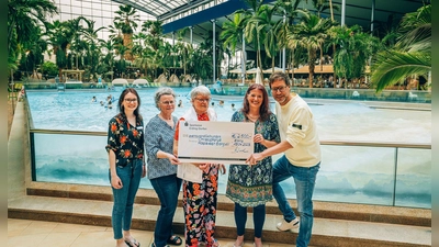 Prokurist Marcus Maier (re.) überreichte dem glücklichen Team des Christophorus Hospizverein Erding den Spendenscheck. (Foto: red)