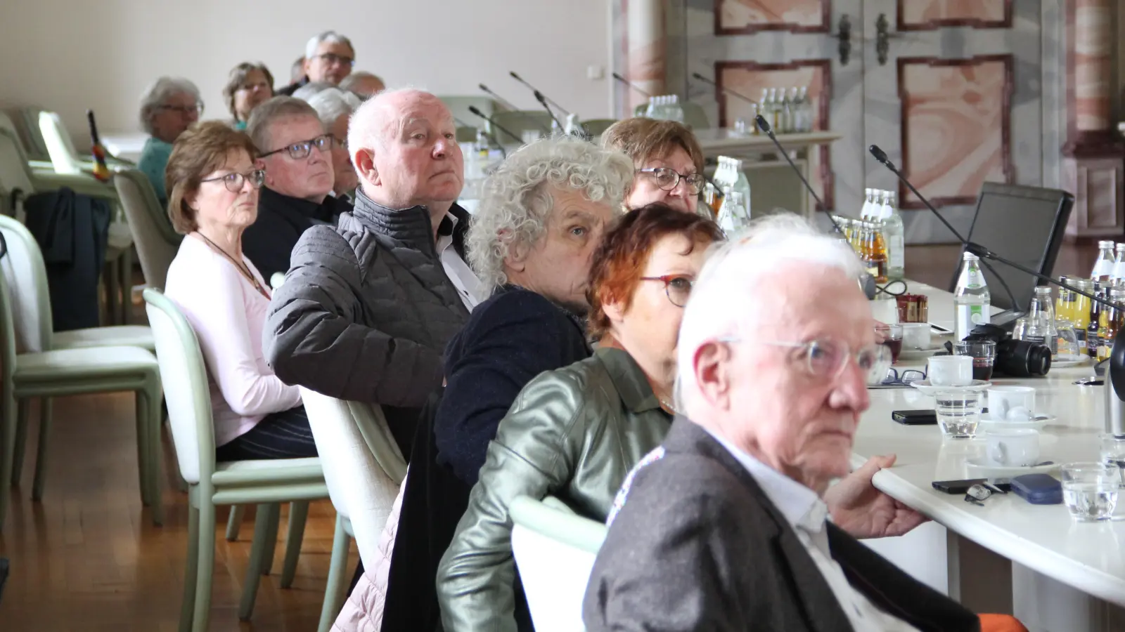 Nach einer Führung durch die Kirche St. Peter und Paul sowie das Landratsamt wurden die ehemaligen Landräte im Großen Sitzungssaal empfangen (Foto: LRA)