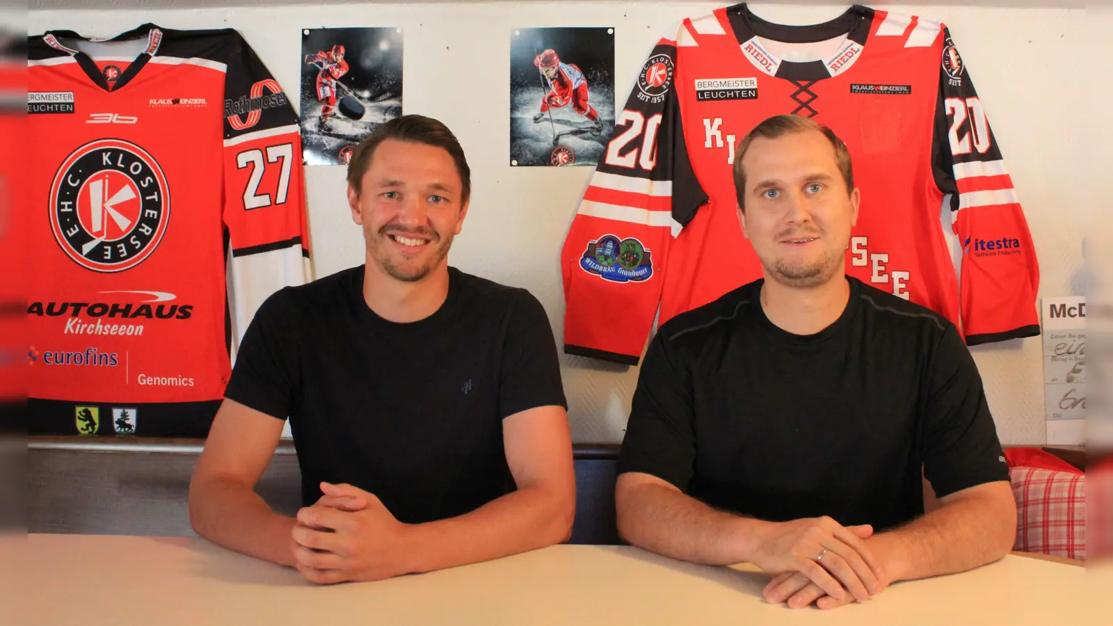 Stürmer-Neuzugang Fabian Zick (links) und Trainer Dominik Quinlan vom EHC Klostersee. (Foto: smg)