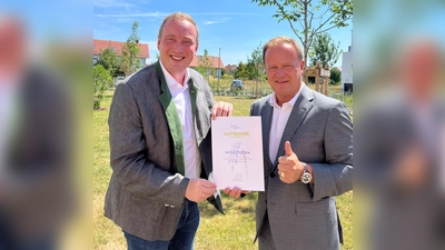 Vaterstettens Bürgermeister Leonhard Spitzauer und Landrat Robert Niedergesäß (von links) mit der offiziellen Mitgliedsurkunde. (Foto: © Gemeinde Vaterstetten)