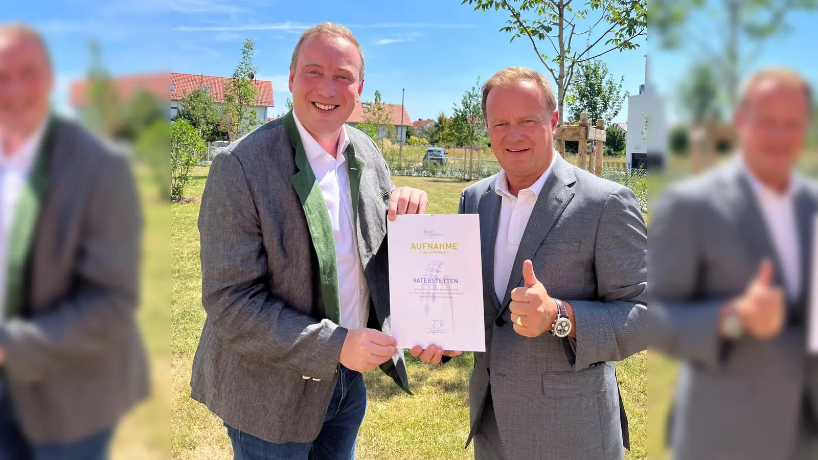 Vaterstettens Bürgermeister Leonhard Spitzauer und Landrat Robert Niedergesäß (von links) mit der offiziellen Mitgliedsurkunde. (Foto: © Gemeinde Vaterstetten)
