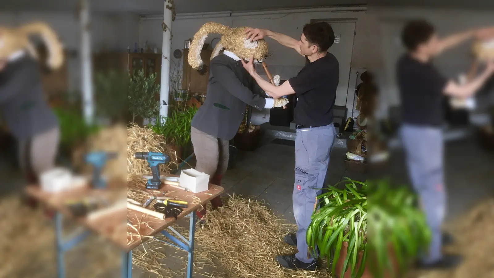 Jedes Detail muss stimmen: Josef Greckl sorgt dafür, dass Lehrer Lampe, der heuer Blockflöten-Unterricht gibt, mit einem neuen Auge wieder bestens sieht. (Foto: sbg)