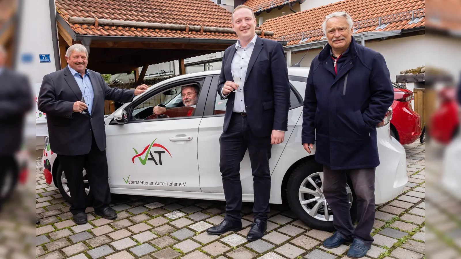 Feierten 30 Jahre "VAT": Altbürgermeister Georg Reitsberger, Klaus Breindl, Bürgermeister Leonhard Spitzauer und Rainer Hartmann, Technikvorstand der VAT (v. li.). (Foto: Chris Pinsker)