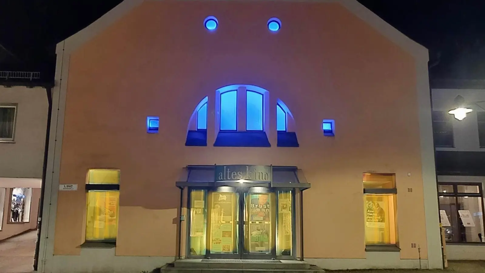 Das alte kino erstrahlte am Donnerstagabend in den Farben der ukrainischen Nationalflagge.  (Foto: Altes kino)