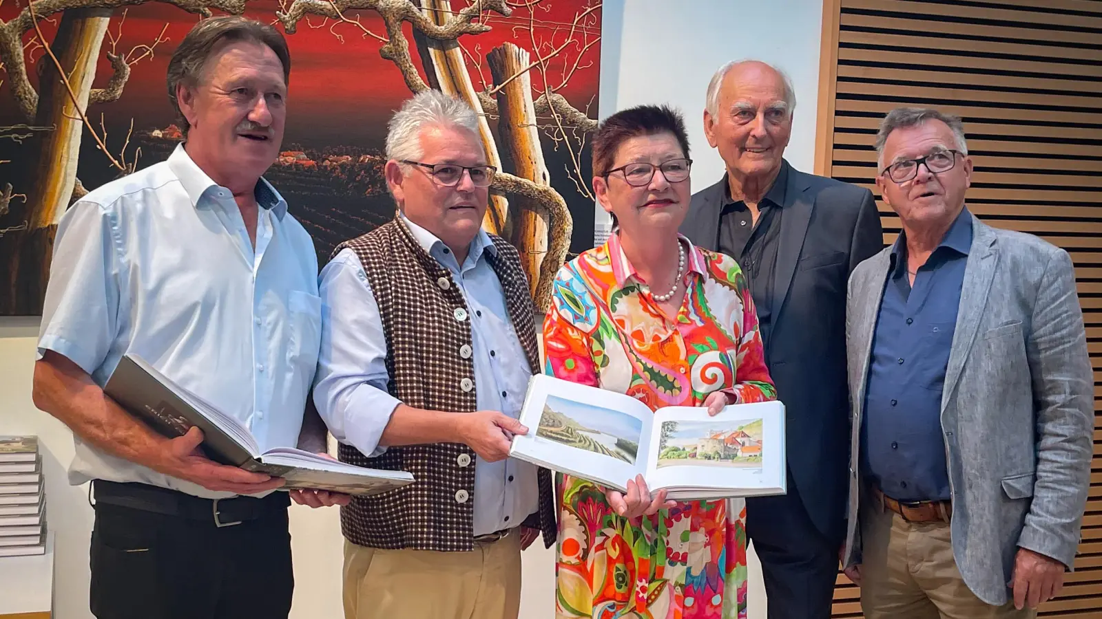 Feierliche Vernissage im Atrium der Sparkasse Freising-Moosburg (v.l.): Festreferent Anton Frankl, Weißenkirchens Bürgermeister Christian Geppner, Freisings Bürgermeisterin Eva Bönig, Wachau-Künstler Erich Giese und Hauptamtsleiter Rupert Widmann. (Foto: Stadt Freising)