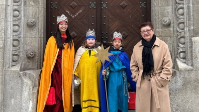 Die Sternsinger zusammen mit Bürgermeisterin Eva Bönig. (Foto: Stadt Freising)