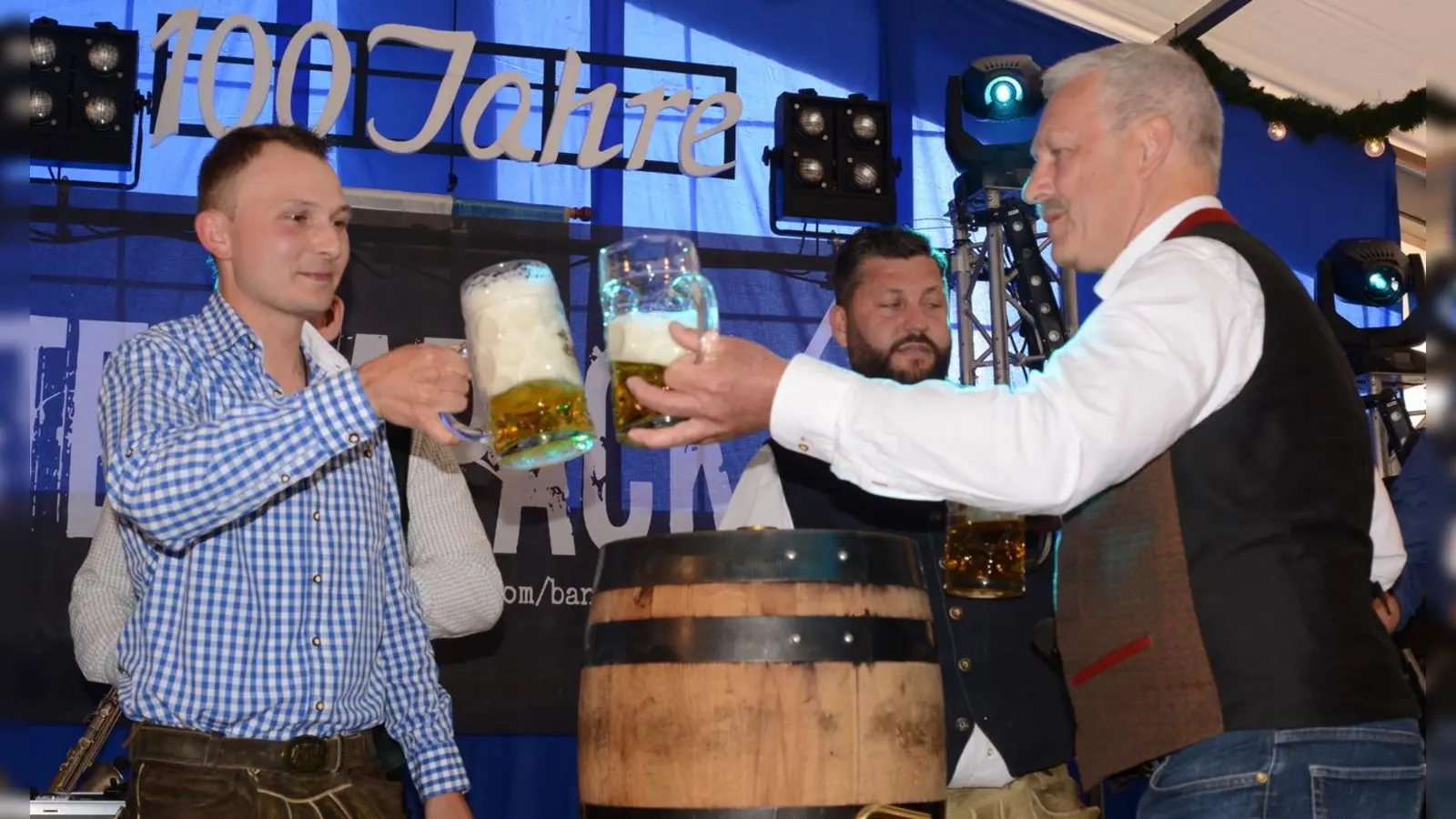 Braumeister Tobias Vincenti und Eittings Bürgermeister Huber (re.) stoßen auf eine gute Jubiläumsfeier an. (Foto: Eicke Lenz)