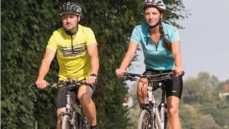 Die neue Radkarte bietet einen Überblick über Fernradwege und Radtouren im Landkreis Freising und liefert Infos zur Tourenplanung. (Foto: LRA)