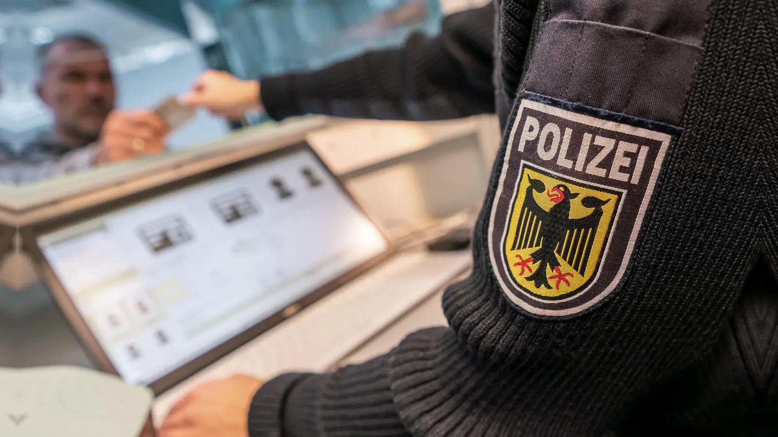 Bundespolizisten filtern manchen Sünder bei der Passkontrolle heraus. (Foto: Bundespolizei)