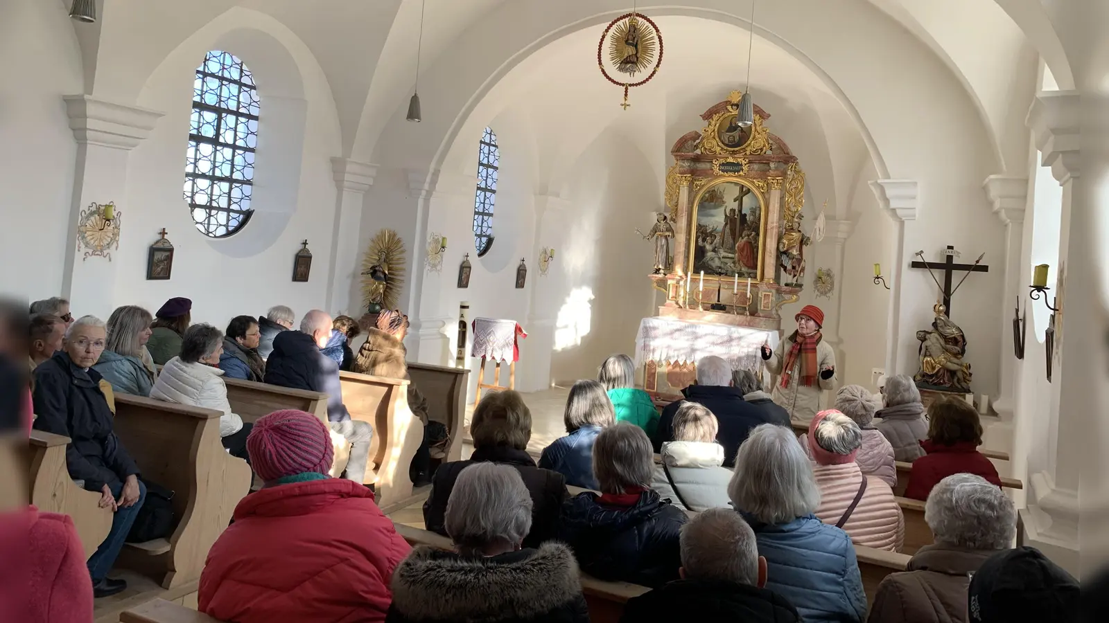 Viele aufmerksame Zuhörer gab es bei den Kirchenführungen von Carmen Reinstädler in Harthofen, Reithofen und Haidberg. (Foto: Heike Kronseder)