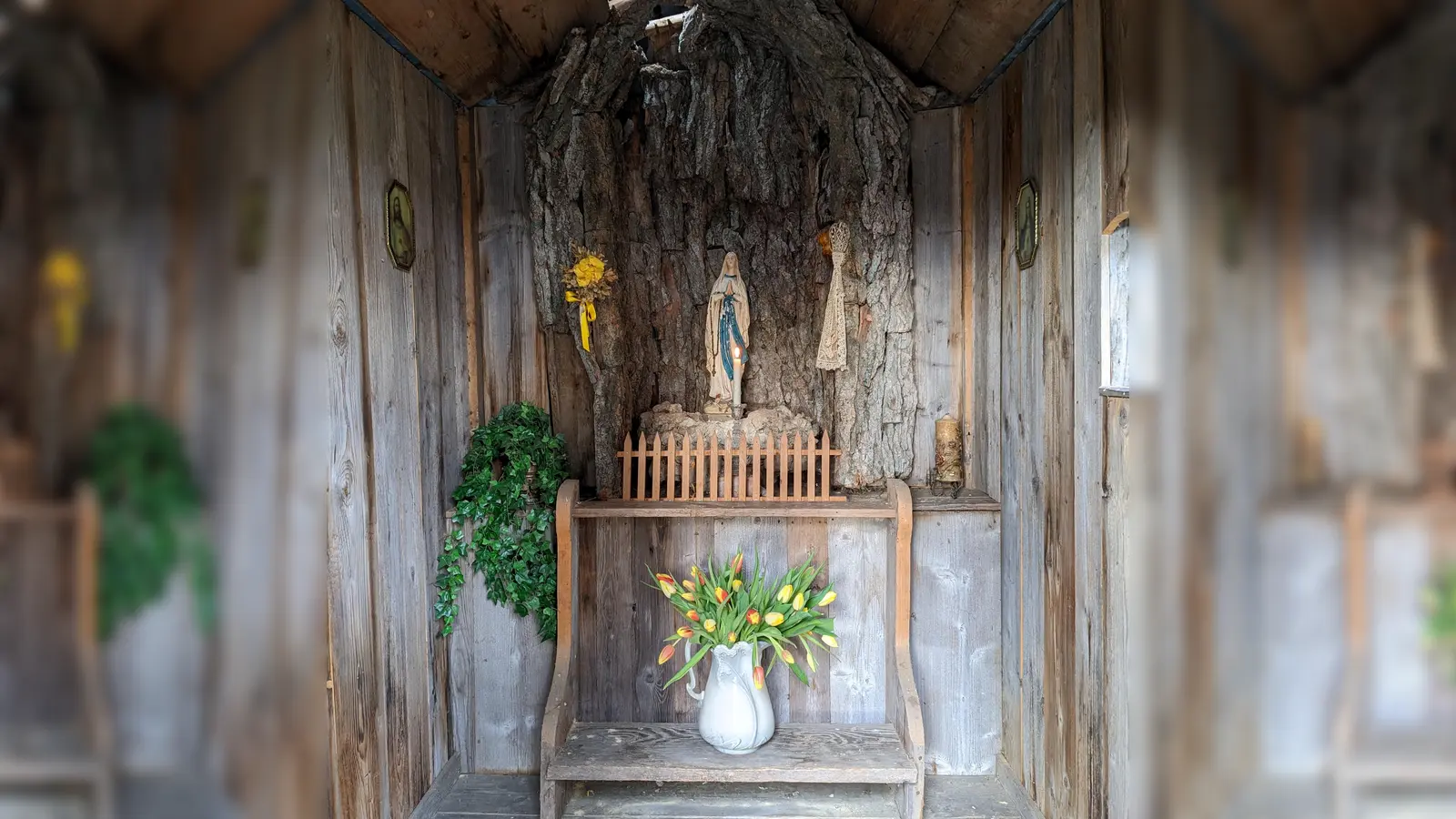 Mit Lourdesgrotte im Inneren: Die Kapelle Mooslern kann auf dem Gelände des Bauernhausmuseums des Landkreises Erding besichtigt werden. (Foto: Nicole Tietze)