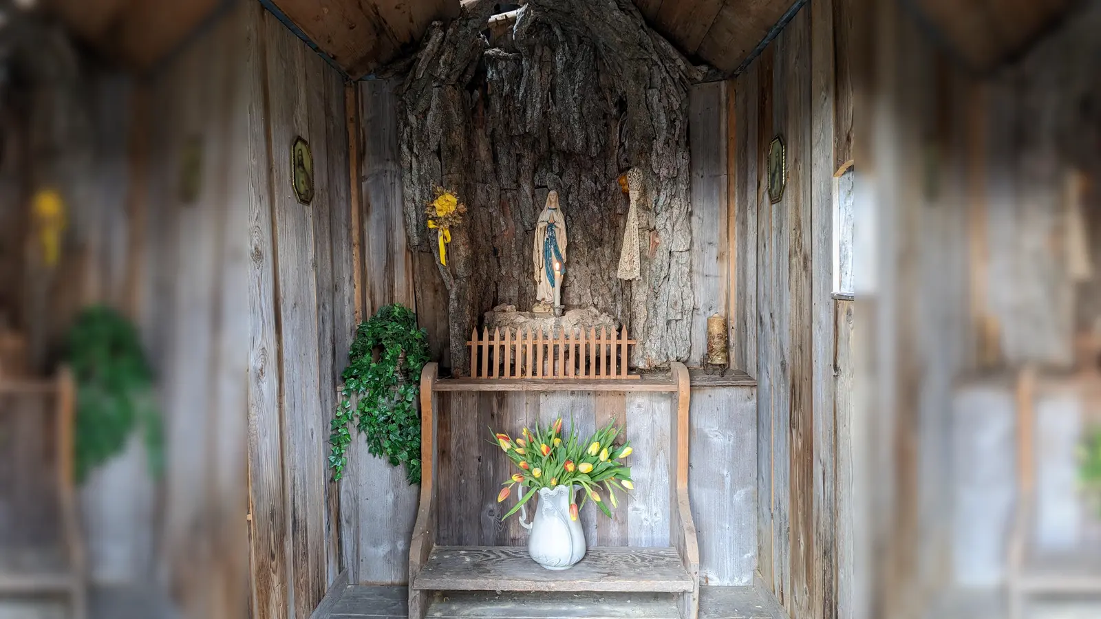Mit Lourdesgrotte im Inneren: Die Kapelle Mooslern kann auf dem Gelände des Bauernhausmuseums des Landkreises Erding besichtigt werden. (Foto: Nicole Tietze)