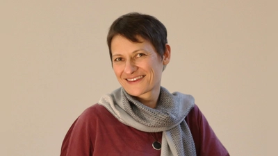 Bildungsreferentin Veronika Stegmann übernimmt zusammen mit Muttersprachlerin Natali Modi die Leitung des Abends. (Foto: KBW)