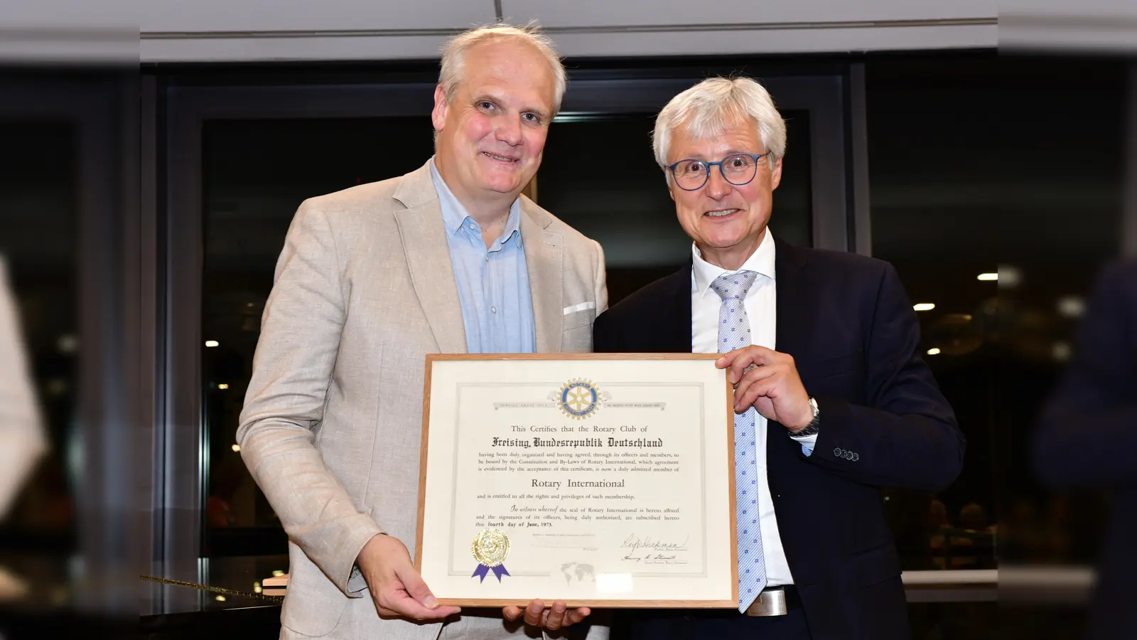 Dr. Klaus-Peter Potthast (rechts) übergibt dem neuen Präsidenten Manfred Röder sein Amt.  (Foto: Andreas Eltschig)