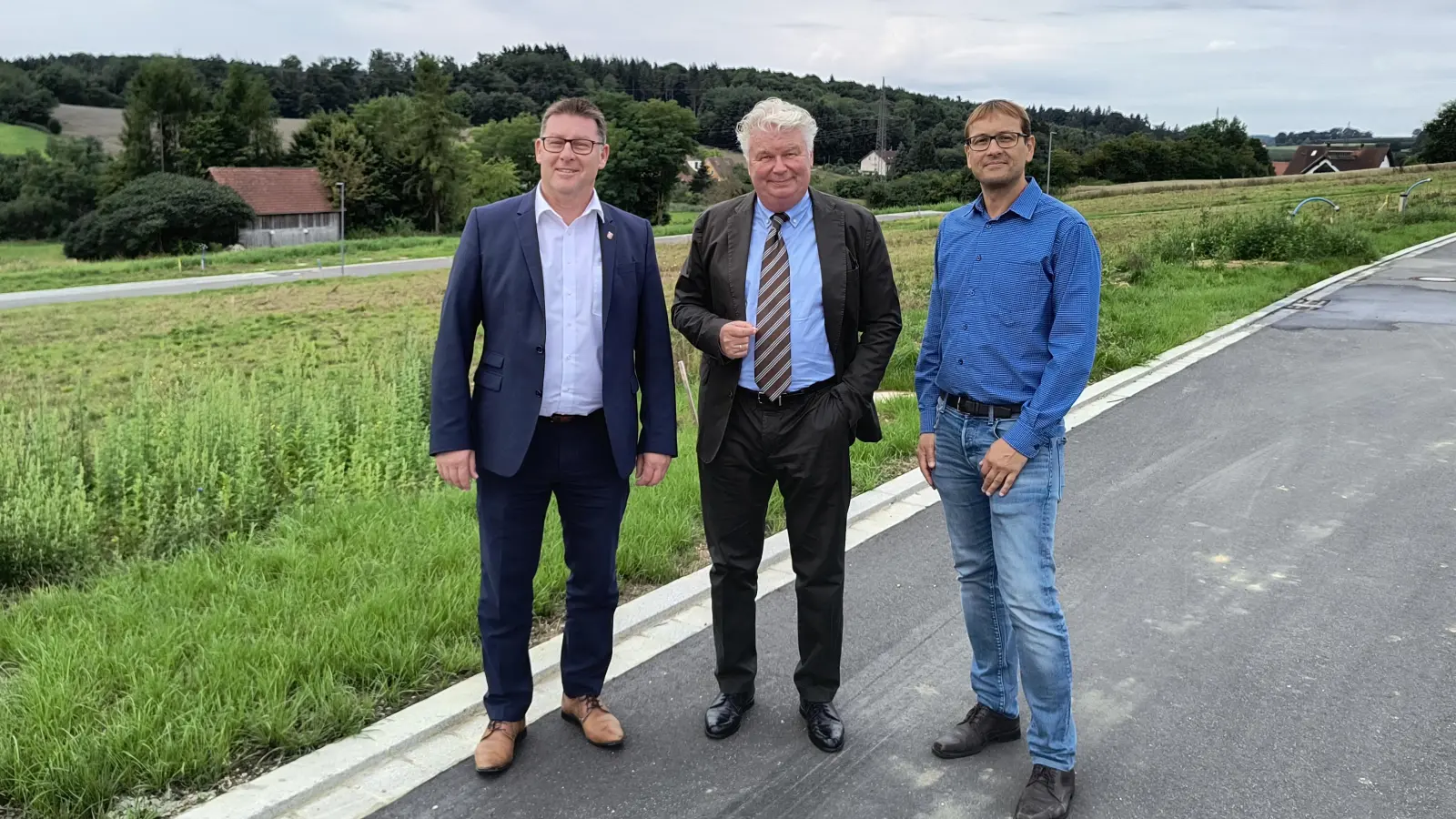 Startklar für neue Bauherren: Bürgermeister Helmut Fichtner, BEM-Geschäftsführer Alfred Rammelmeier und Bauamtsleiter Günter Wittmann. (Foto: C. Grundmann-Fritz)