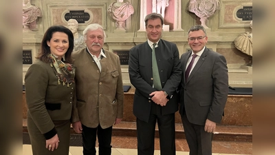 Walter Bott (2. v. li.) mit Ministerpräsident Dr. Markus Söder, Forstministerin Michaela Kaniber und Staatsminister Dr. Florian Herrmann (re). (Foto: Bayerische Staatskanzlei)