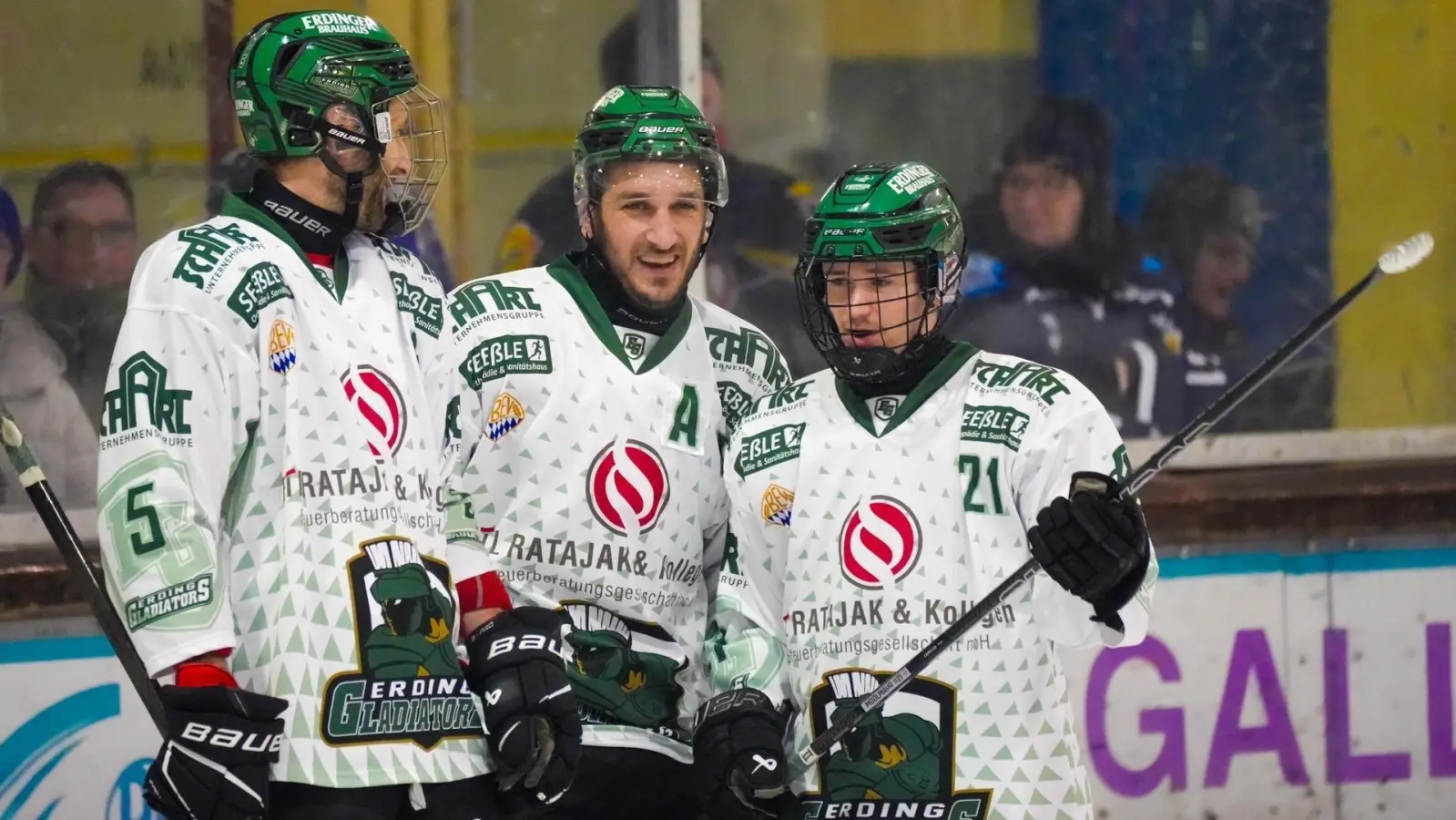 Sie freuen sich auf das Wochenende, v.l.: Florian Zimmermann, Maximilian Forster und Erik Modlmayr. (Foto: Erding Gladiators)