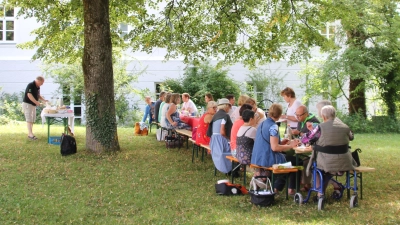 Lockere Atmosphäre an langer Tafel: Freising frühstückt und tauscht sich aus. (Foto: Stadt Freising)