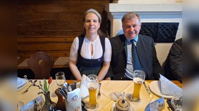 Christine und Lorenz Stiftl lassen sich das ERDINGER Weißbier schon einmal schmecken! (Foto: chö)